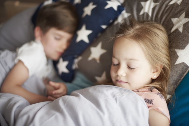 Niños durmiendo