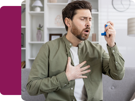 Persona usando un inhalador para el asma